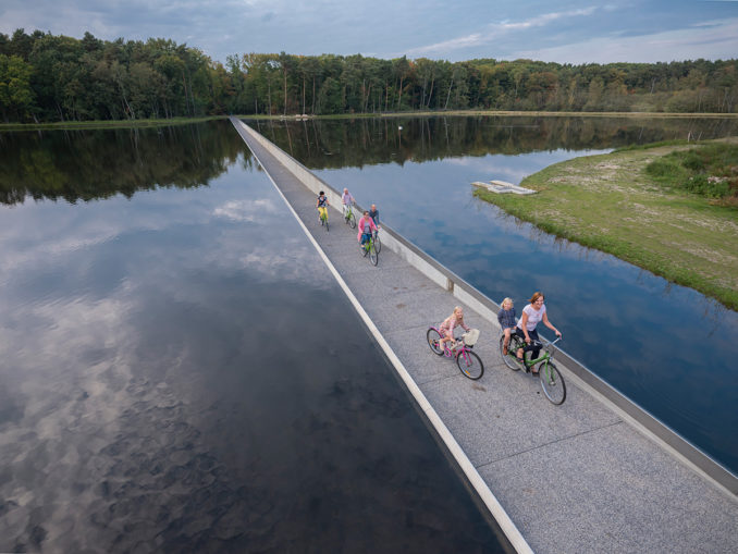 Main Sepeda Di Tengah Danau Tanpa Takut Basah